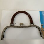 ΜΕΤΑΛΛΙΚΟ ΚΟΥΜΠΩΜΑ ΜΕ ΞΥΛΙΝΑ ΧΕΡΟΥΛΙΑ (26EK) ΜΠΡΟΝΖΕ